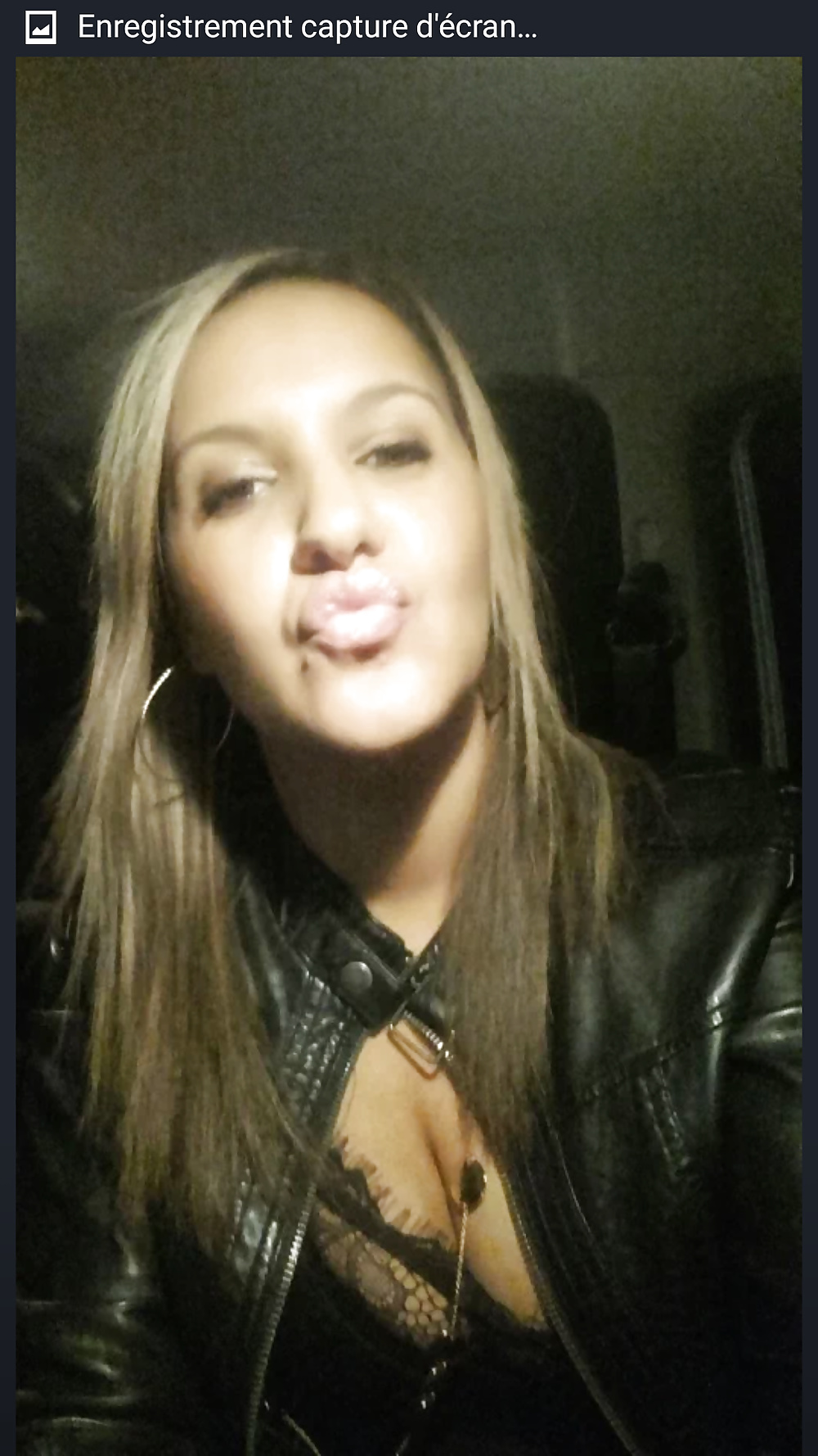 Jeune nana cherche coquin doué pour lui faire passer une nuit intense